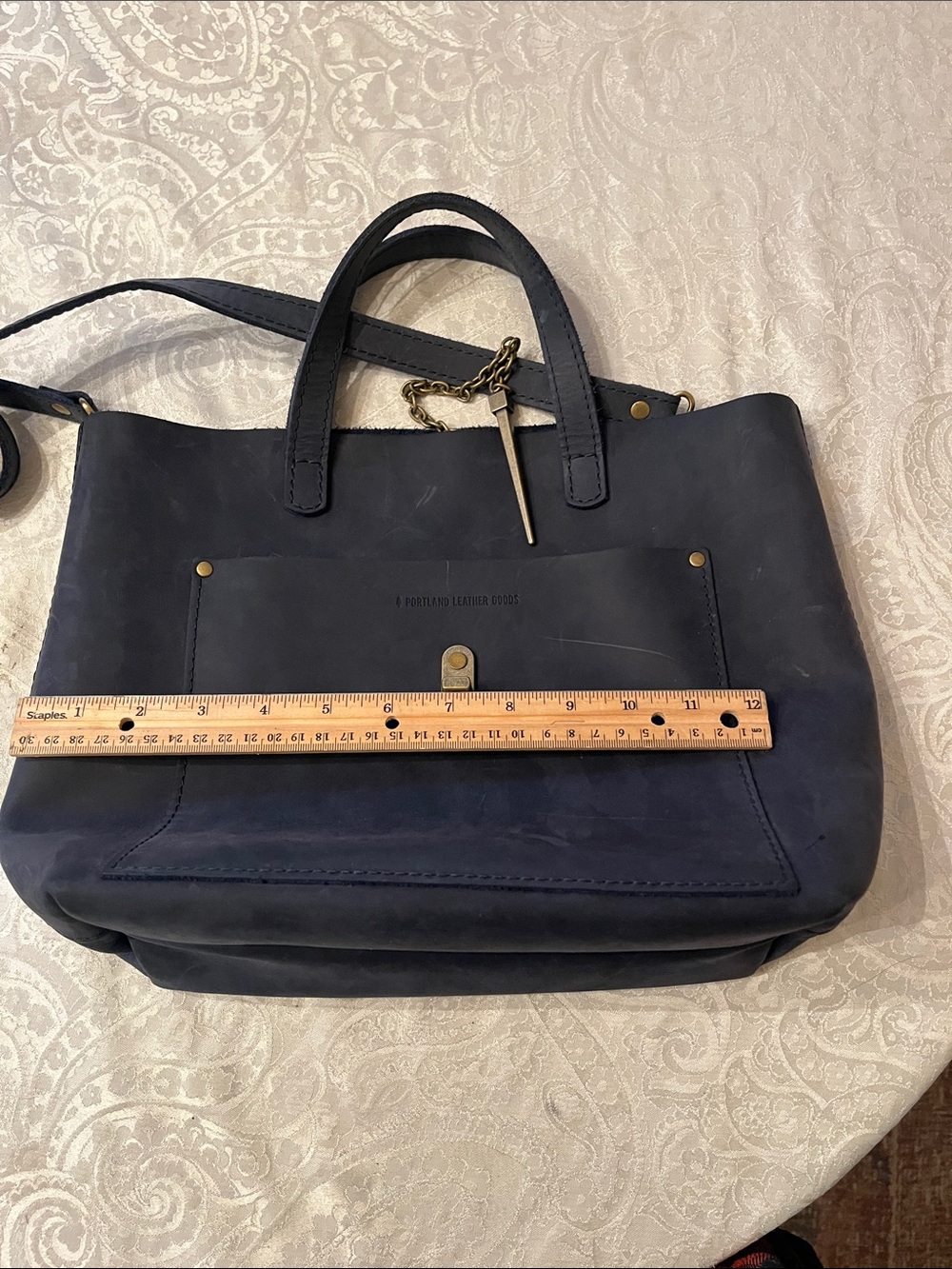Portland Leather Navy Leather Shoulder Tote with Chain Accent Closure EUC LG - Picture 5 of 7
